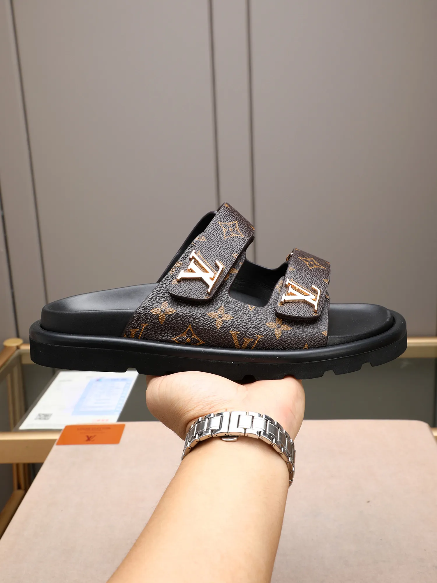 PP360 [LOUIS VUITTON] Louis Vuitton, LV printing, men's and women's slippers are on the market. The drawer box packaging comes with a cloth bag and a card. The upper pattern looks very soft and waxy, and it is a super versatile leg slimming tool. Fabric: imported denim/canvas/old fabric, LV hardware LOGO, official website pattern printing, comfortable to wear, feet: high-elastic PU water table. Sole: foam sole, heel height: about 5cm. Code number: 35-46, 35, 45, 46 are custom-made and non-returnable. Color: multiple colors and styles available.